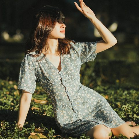 主编林知白坐在靠窗工位前，手里拿着打印出来的资料逐行比对屏幕上的来源链接，桌边放着写满批注的便签本