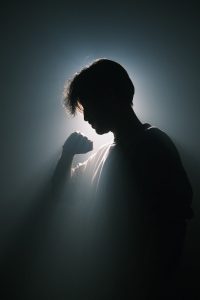 在线观看免费电影天堂推荐日本悬疑电影封面，古朴街道与神秘人物剪影，1080P